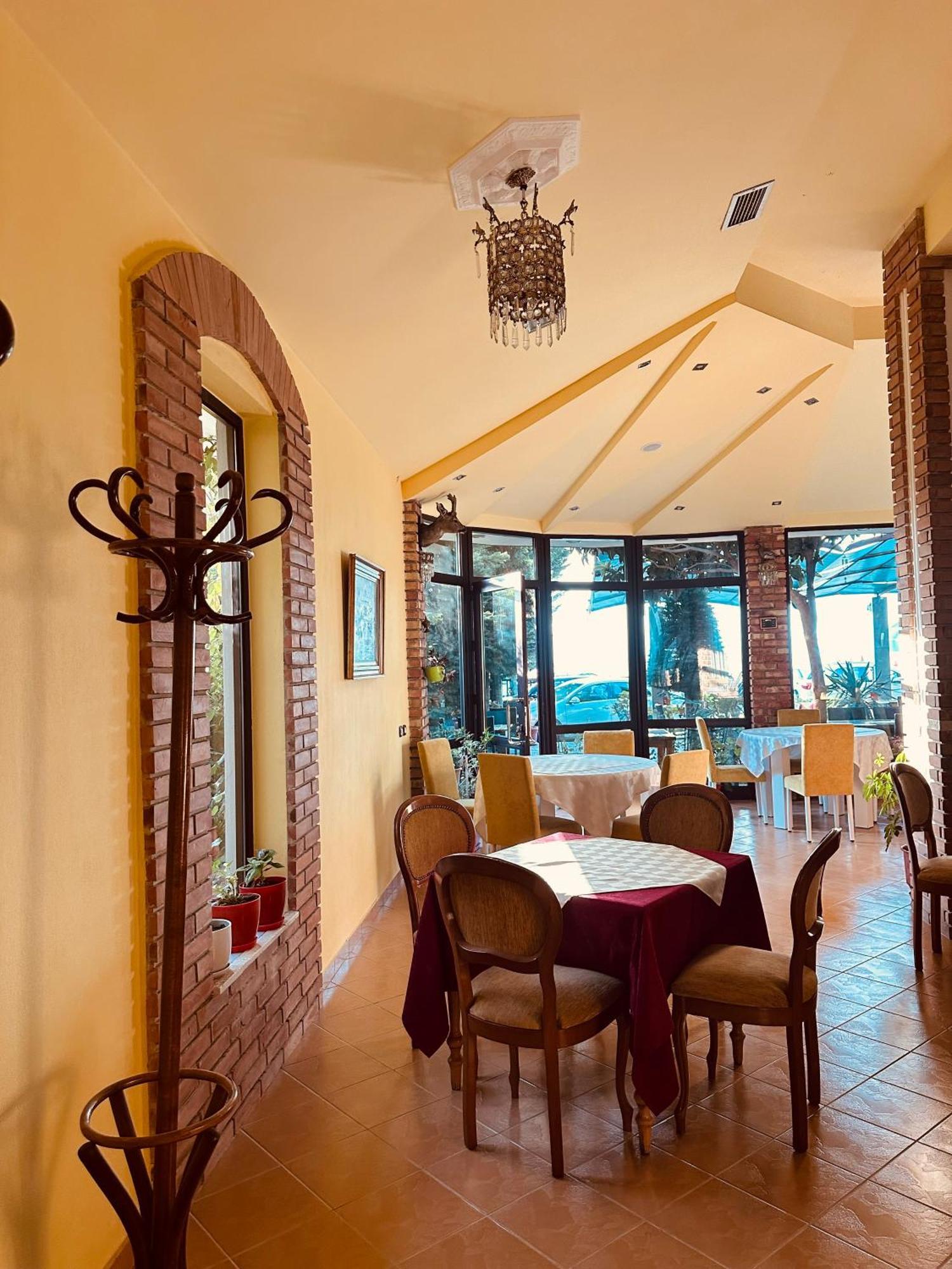 Hotel Saint Marena Pogradec Buitenkant foto